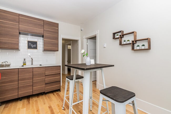 Building Photo - 1010 Rue Saint-Philippe