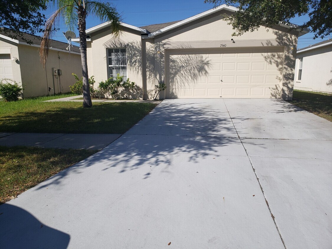 Foto principal - Beautifully laid out 3Beds/2Bath Home/ wit...