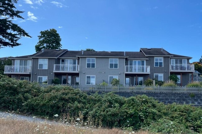 Building Photo - End Unit, 3 Bed, 2.5 Bath PLUS Bonus Room, Anacortes