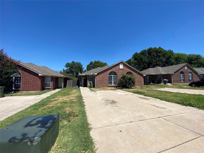 Building Photo - 1709 Tina Marie Rd