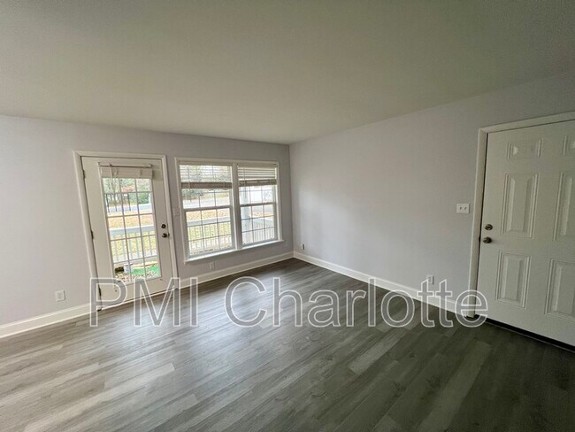 Foto del edificio - 831 McAlway Rd