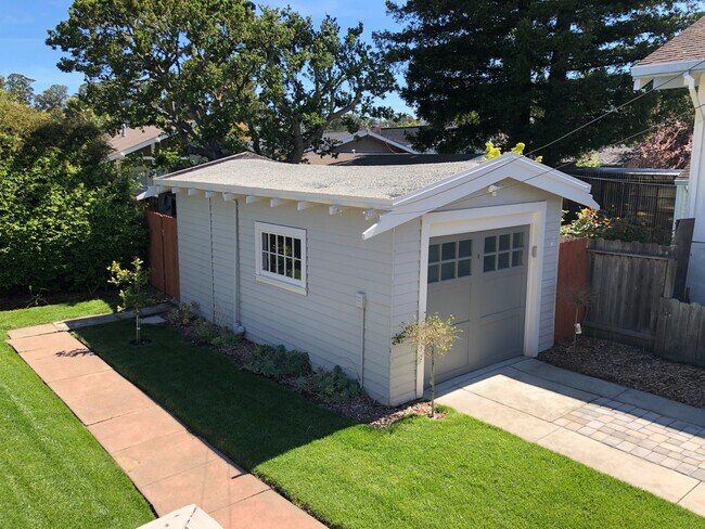 Building Photo - Remodeled House Walking Distance to Burlingame Ave