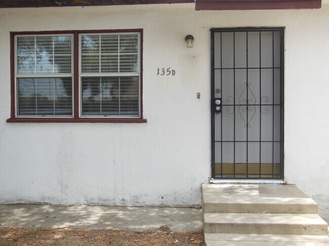 Foto del edificio - 135 S Verdugo Rd
