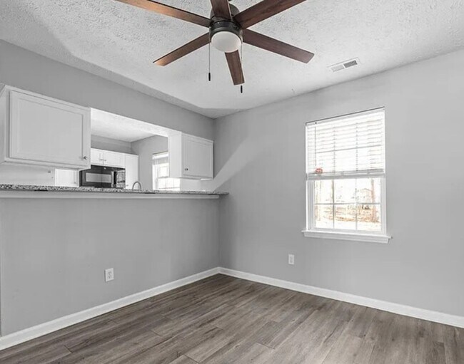 Foto del edificio - Excellent condition! 3 bedroom house in SE Raleigh