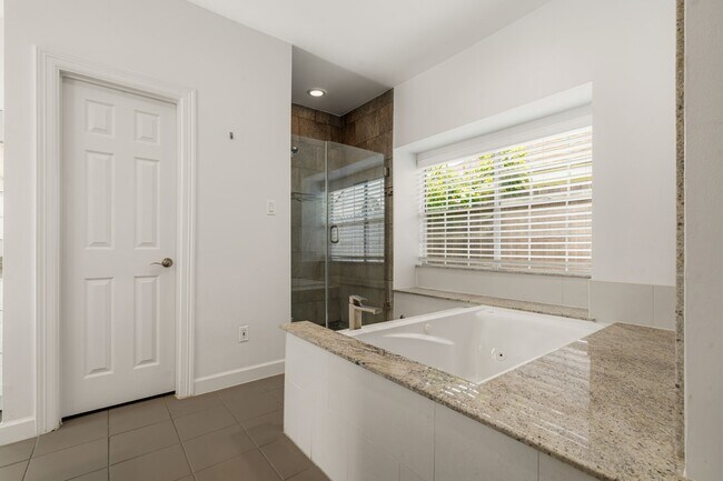 Foto del edificio - 14207 Woodville Gardens Dr