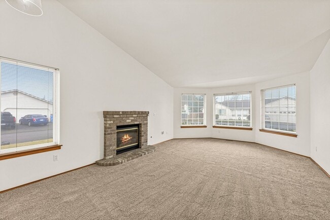 Building Photo - Beautiful 3-Bedroom, 2-Bath Home on a Corner Lot in Spanaway