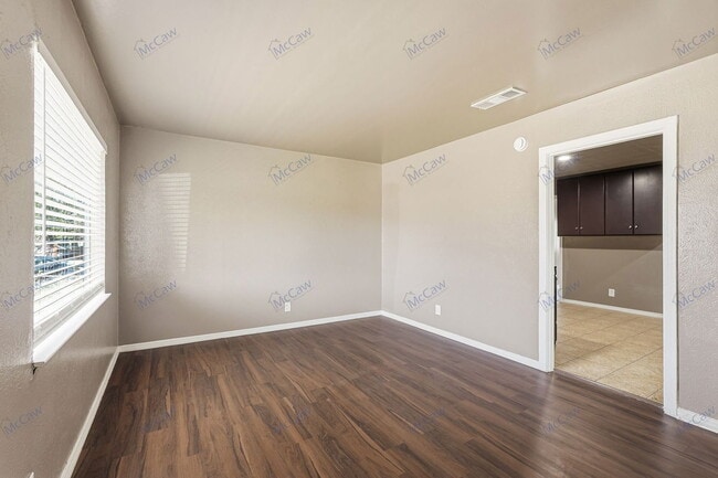 Foto del edificio - 3130 S Llewellyn Ave