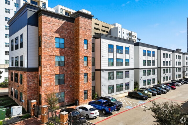 Alternate - Domain Northgate Apartments