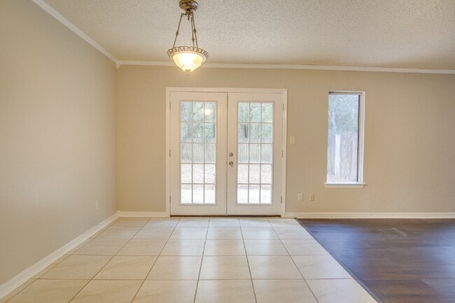 Building Photo - Townhouse with 3 bedrooms and a private fe...