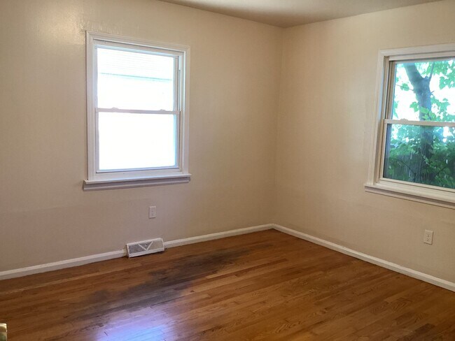 Building Photo - 2 Bedroom Single Family Home in Hampton Heights