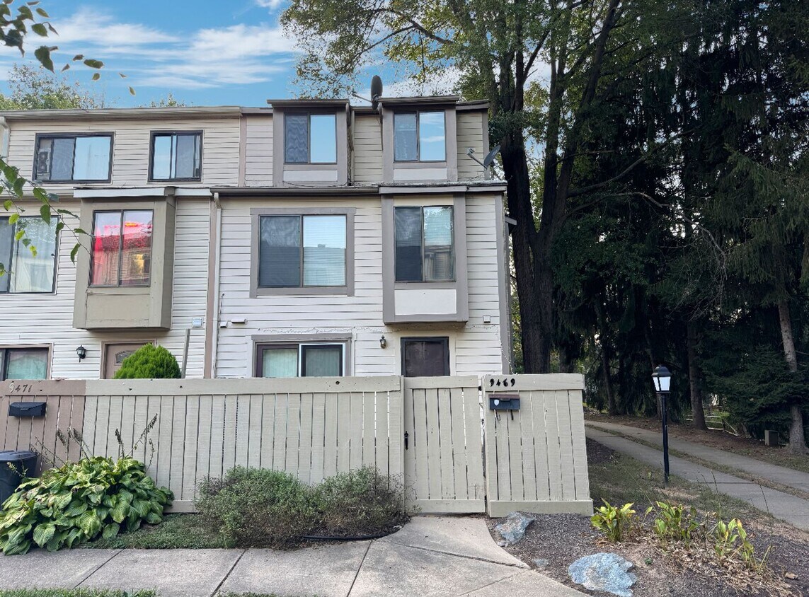 Primary Photo - Lovely 3 BR/1.5 BA EOG Townhome in Montgom...