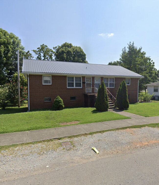 Building Photo - 213 E Walnut St