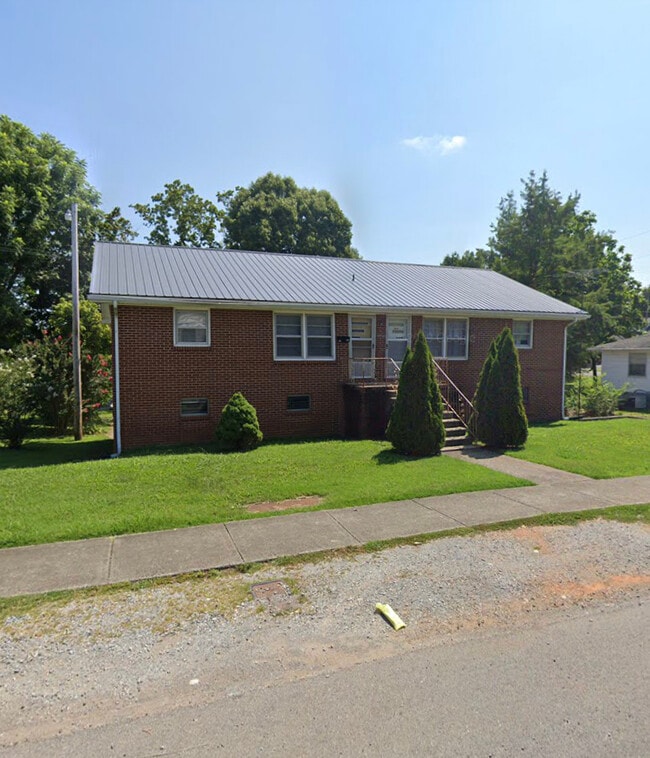 213 E Walnut St Unit C, Dickson, TN 37055 Apartments in Dickson, TN