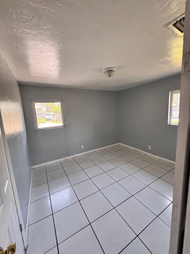 Building Photo - 1132 NW 5th Ct