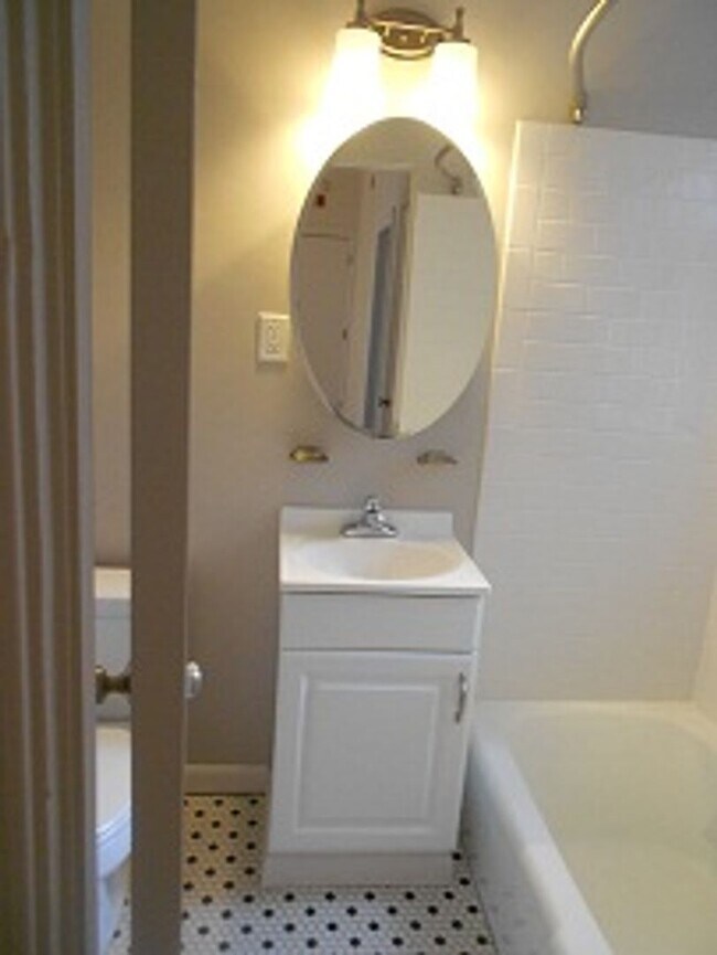 Foto del edificio - 2Br/1Bth apartment available NOW! Great Location!