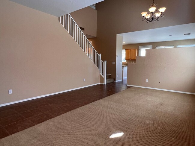 Building Photo - 5 Bed 4 Bath Beautiful Gilbert Home - Gated Community On Golf Course