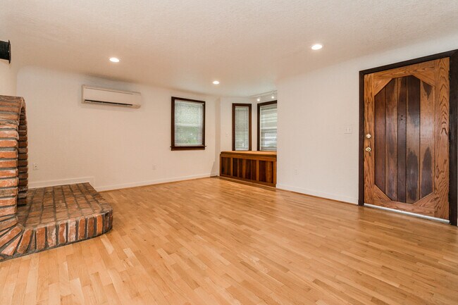Foto del edificio - Renovated 3-Bedroom, 1.5-Bath Home with Un...
