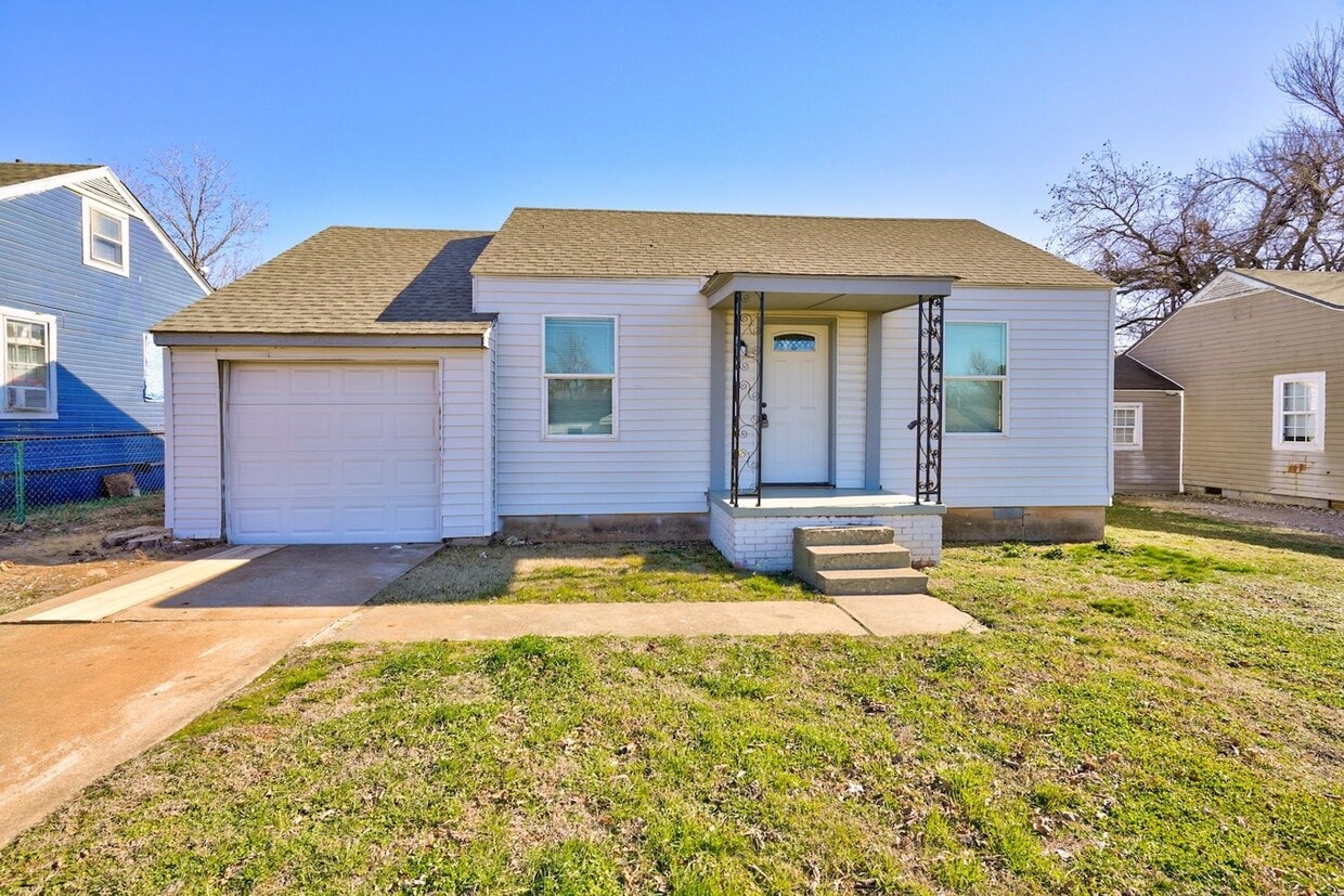 Foto principal - Prime Location! 2BR/1BA Home Minutes from ...