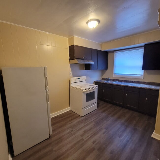 Building Photo - East Side Bungalow!