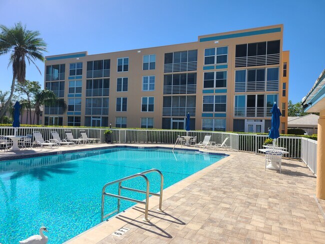 Piscina exterior en la primera planta - 4530 Pinebrook Cir