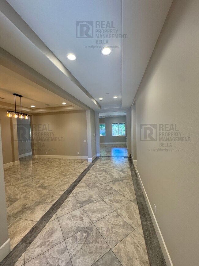 Foto del edificio - Beautiful Winchester Home with Open Floor Plan, Office & Solar