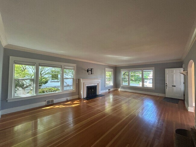 Foto del edificio - Gorgeous Craft House with Finish Basement ...