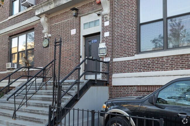 Entrance - 220 25th St