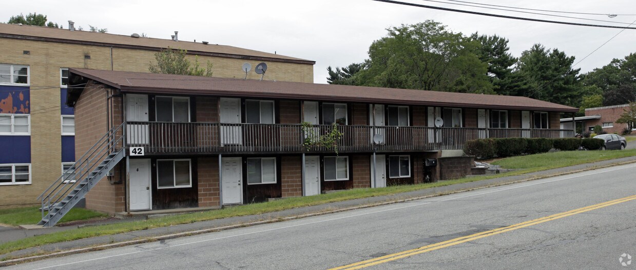 Building Photo - 42 Congers Rd