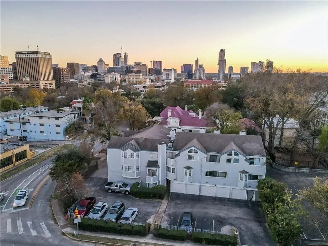 Foto principal - Stylish 2-Bedroom Retreat Near Downtown Au...