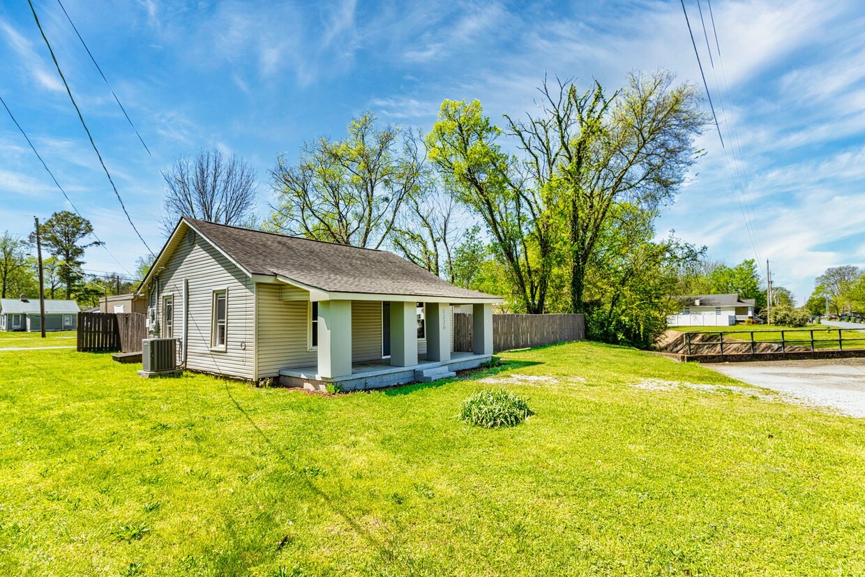 Foto principal - Newly Remodeled Home with Fenced-In Yard!