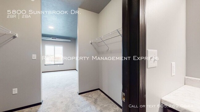 Building Photo - Spacious 2 Bedroom 2 Bath