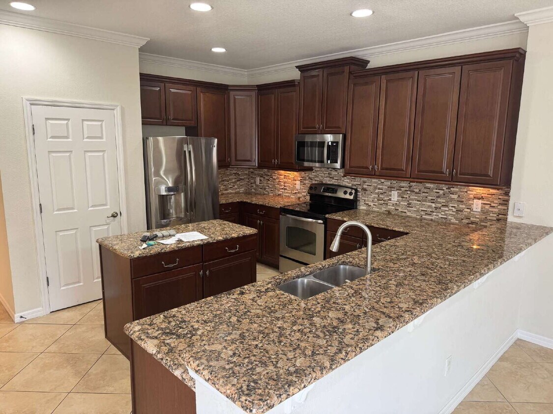 Foto del edificio - Quiet end unit townhome in gated Terracina community