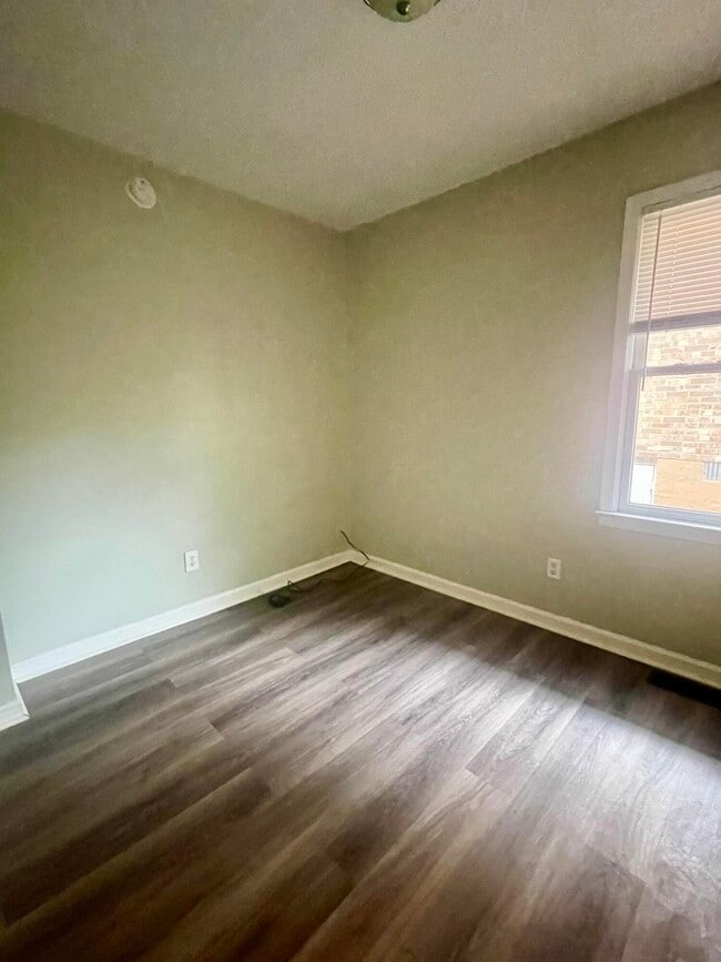 Building Photo - 1000 Tatesbrook Dr