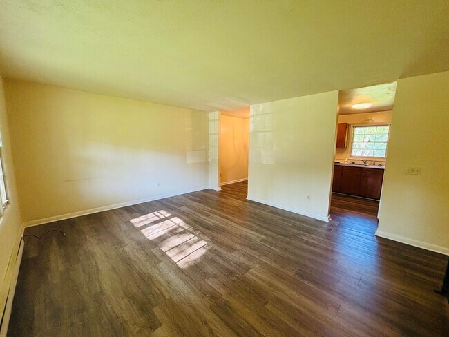Building Photo - 1605 Lark Ln