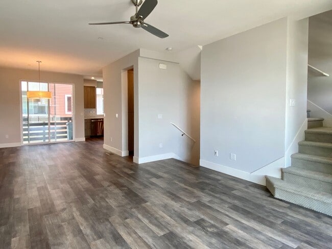 Building Photo - Gorgeous Like-New 3 Bedroom 2.5 Bath Townh...