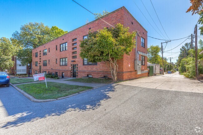 Building Photo - 1524 E 17th St