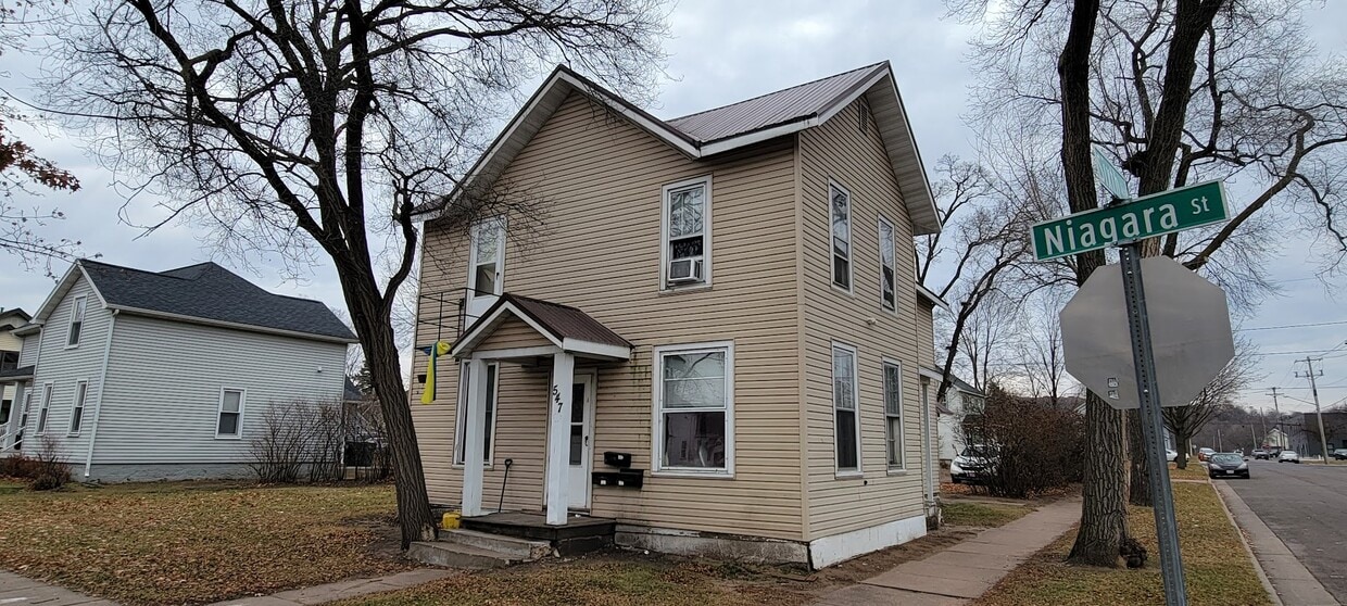 Building Photo - 547 Niagara St