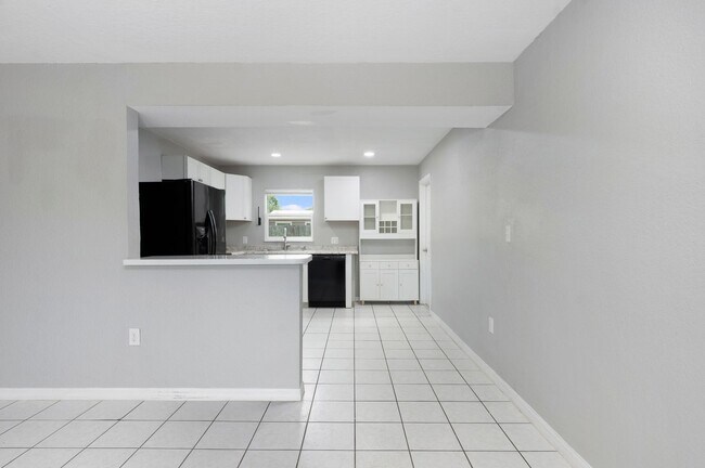 Foto del edificio - Charming & Rare 4-Bedroom Home in Saint Petersburg!