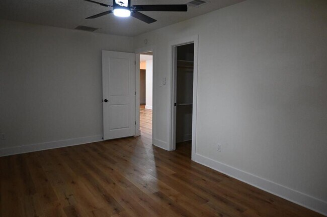 Foto del edificio - 11827 McLain Blvd