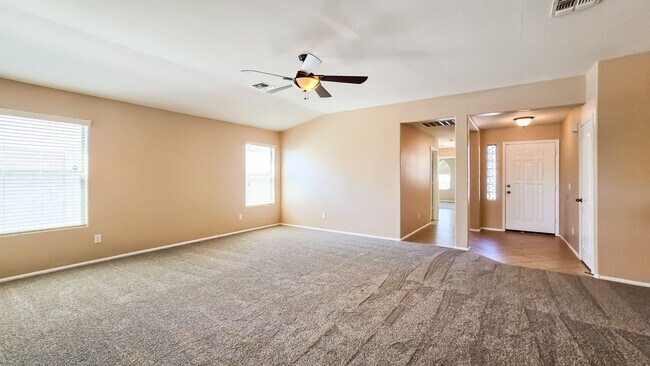 Foto del edificio - Excellent neighborhood & completely new in...