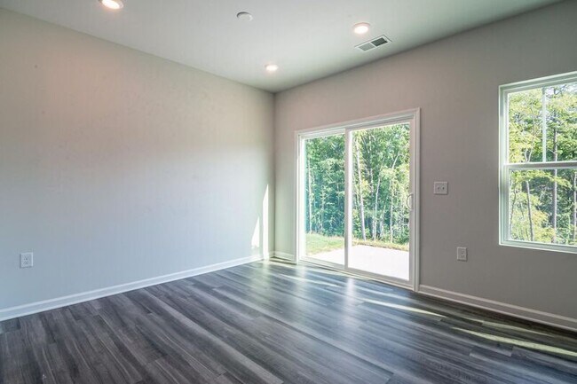 Building Photo - 214 Bedivere Ln