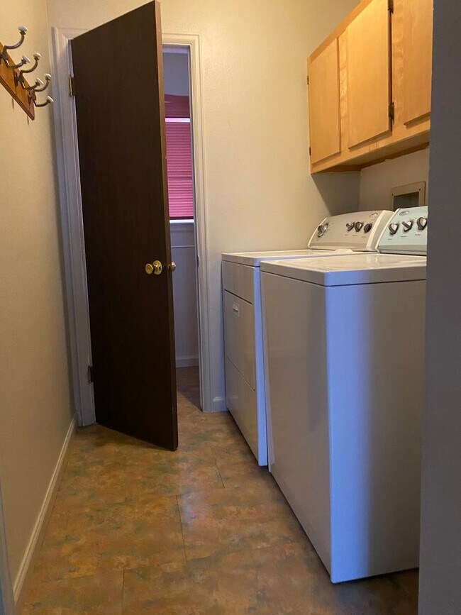 Foto del edificio - WONDERFUL TRI-LEVEL HOME AVAILABLE NOW IN ...