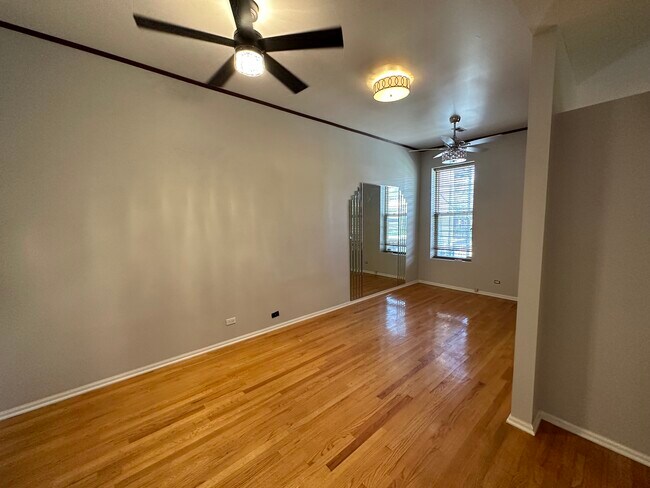 Foto del edificio - 4837 S Prairie Ave