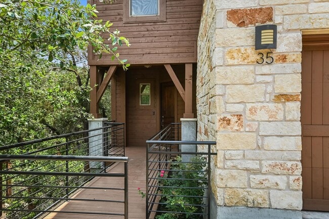 Building Photo - Lovely Hillside Condo on 2222