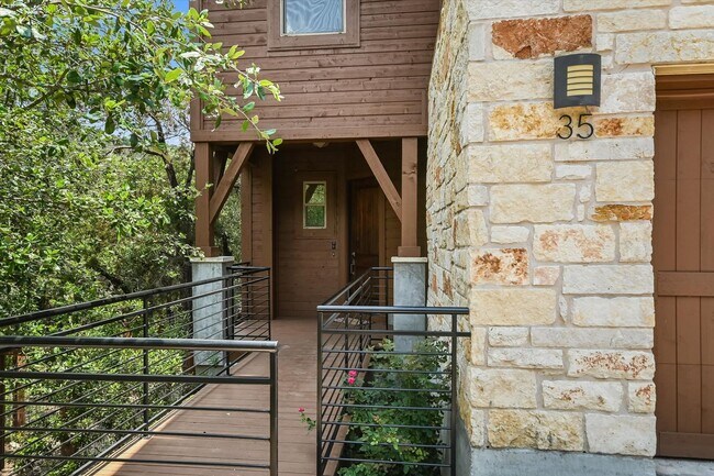 Foto del edificio - Lovely Hillside Condo on 2222