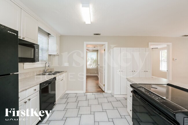 Building Photo - 7309 N Dartmouth Ave