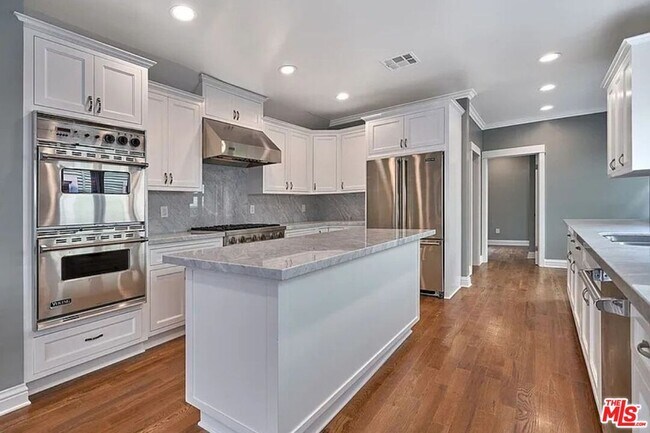 Building Photo - 515 S Van Ness Ave