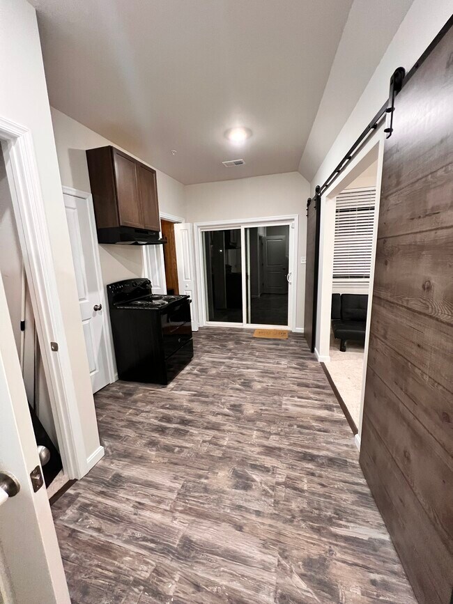 Foto del edificio - 2067 Hinshaw Dr