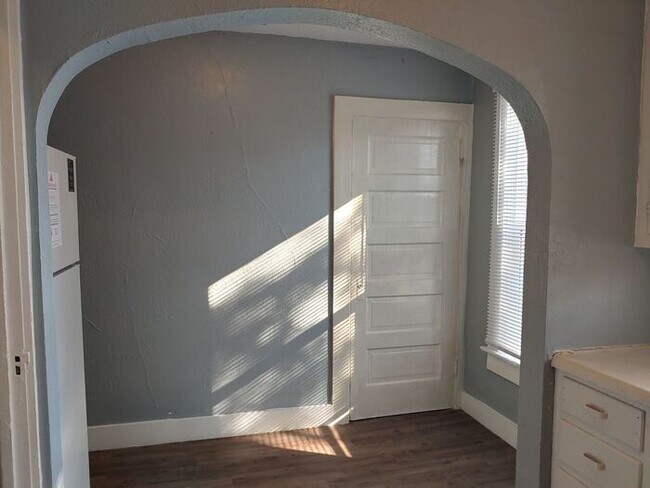 Building Photo - Charming Broadway Apartment!