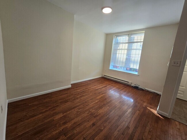 Photo - HUGE 3 BED 2 bath NEAR TEMPLE UNIVERSITY A... House